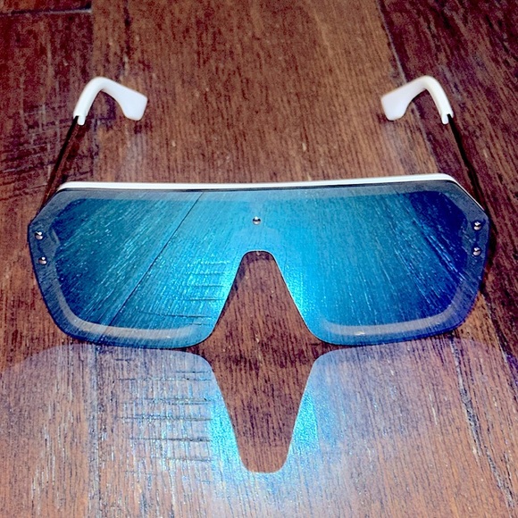 BRAND NEW! Stylish Blue and White Sunglasses - Picture 1 of 9